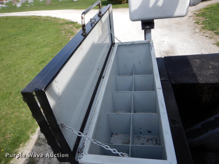 image for item DE8283 2008 Chevrolet T8500 bucket truck