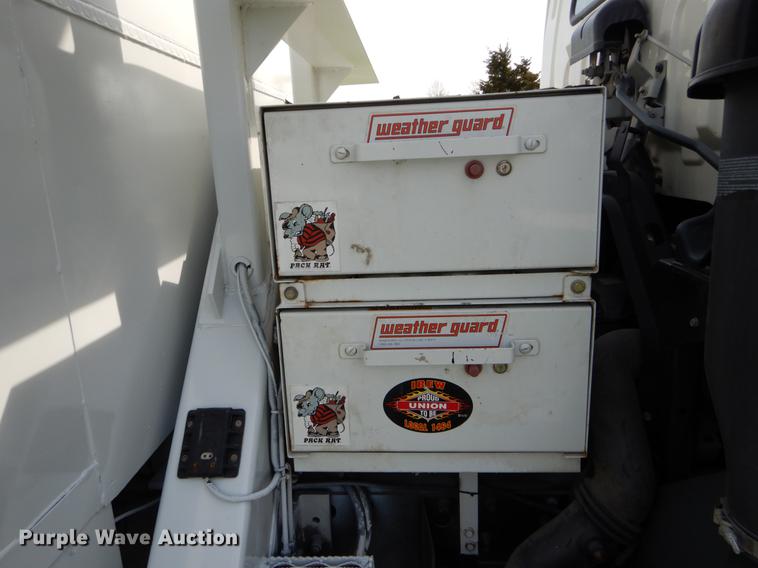 image for item DE8283 2008 Chevrolet T8500 bucket truck