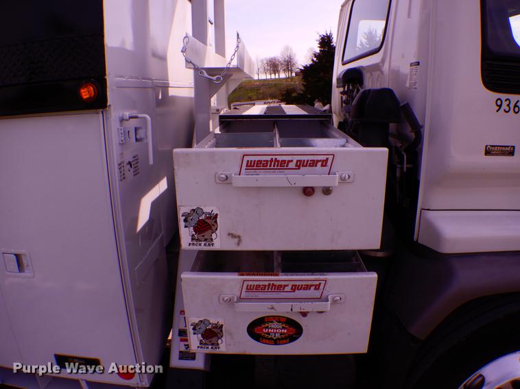 image for item DE8283 2008 Chevrolet T8500 bucket truck