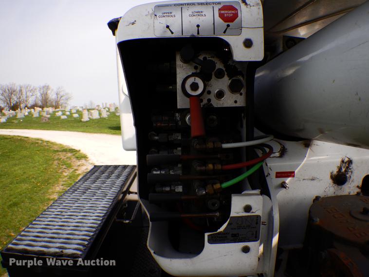 image for item DE8283 2008 Chevrolet T8500 bucket truck