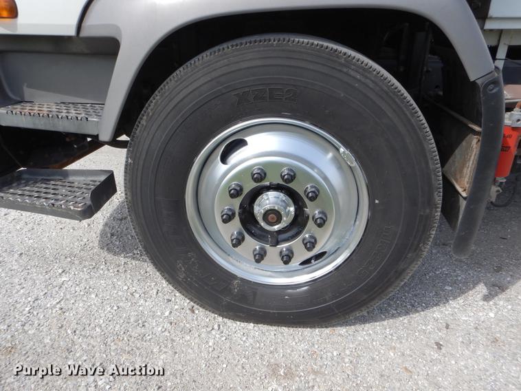 image for item DE8283 2008 Chevrolet T8500 bucket truck