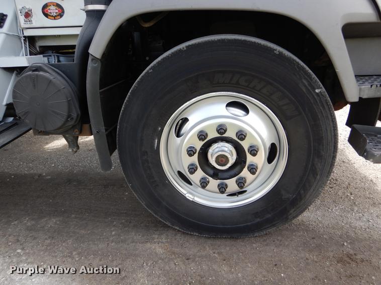 image for item DE8283 2008 Chevrolet T8500 bucket truck