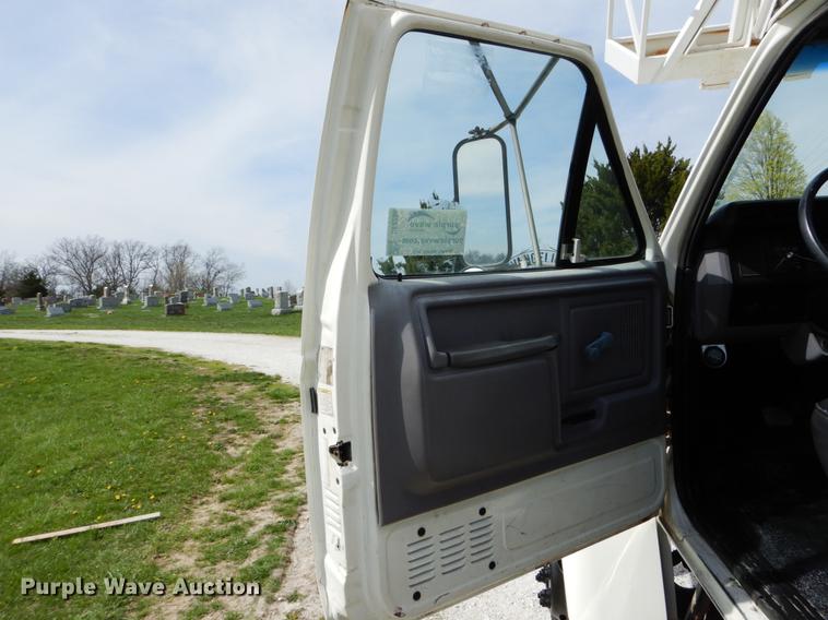 image for item DE8288 1996 Ford F800 bucket truck