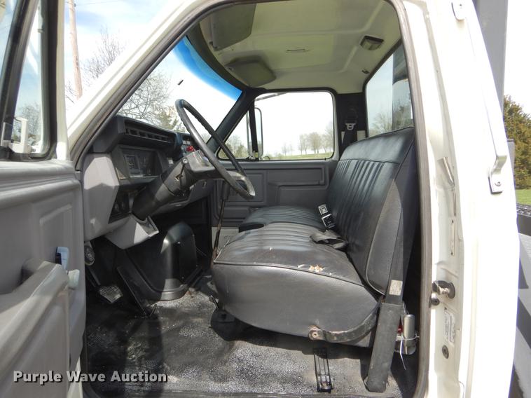 image for item DE8288 1996 Ford F800 bucket truck