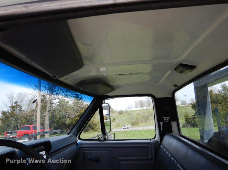 image for item DE8288 1996 Ford F800 bucket truck