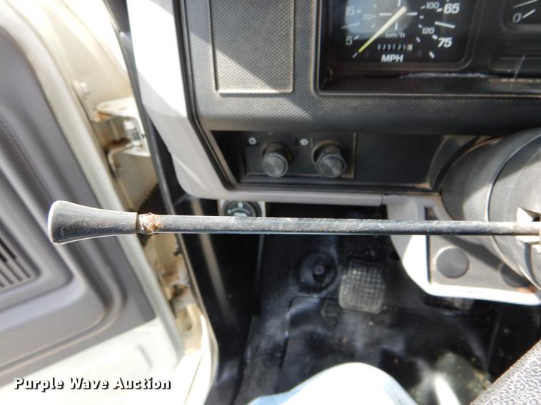 image for item DE8288 1996 Ford F800 bucket truck