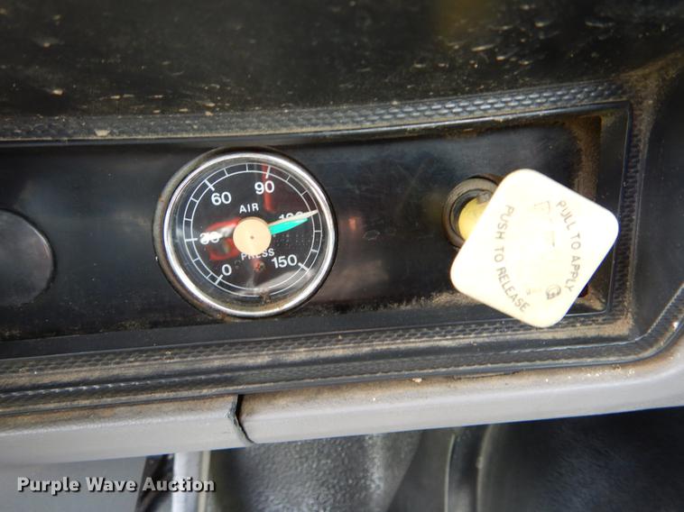 image for item DE8288 1996 Ford F800 bucket truck