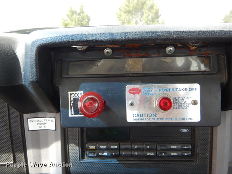 image for item DE8288 1996 Ford F800 bucket truck