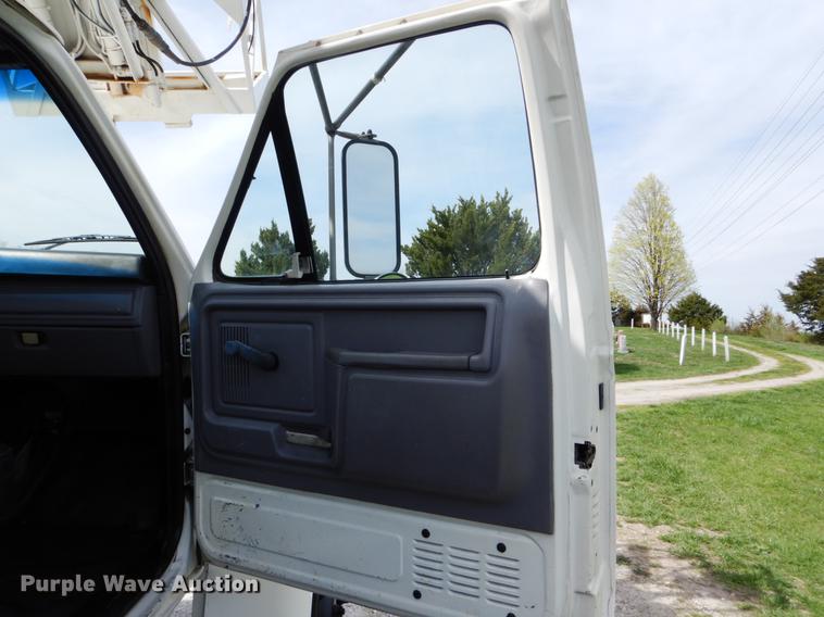 image for item DE8288 1996 Ford F800 bucket truck