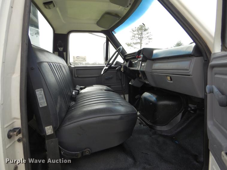 image for item DE8288 1996 Ford F800 bucket truck