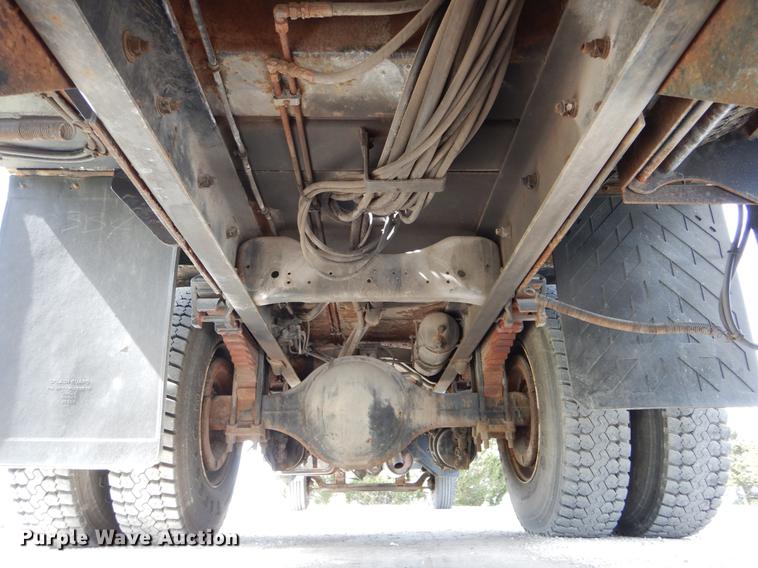 image for item DE8288 1996 Ford F800 bucket truck