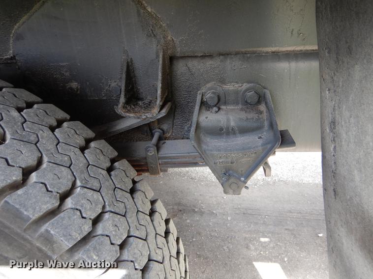 image for item DE8288 1996 Ford F800 bucket truck