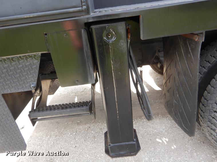 image for item DE8288 1996 Ford F800 bucket truck