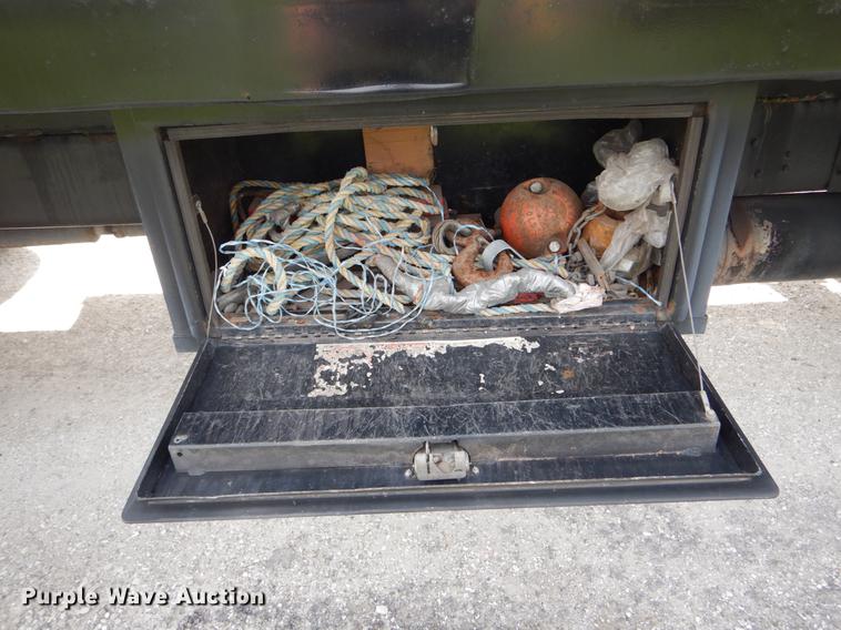 image for item DE8288 1996 Ford F800 bucket truck