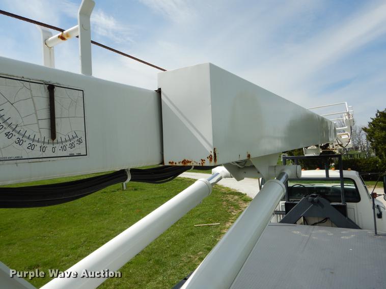 image for item DE8288 1996 Ford F800 bucket truck