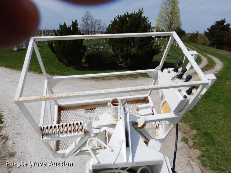 image for item DE8288 1996 Ford F800 bucket truck