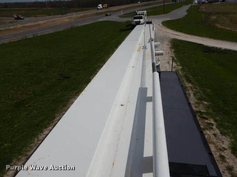 image for item DE8288 1996 Ford F800 bucket truck