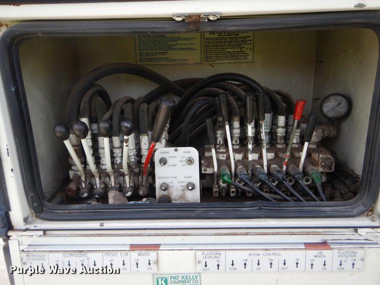 image for item DE8288 1996 Ford F800 bucket truck