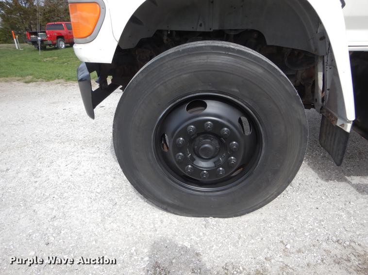 image for item DE8288 1996 Ford F800 bucket truck