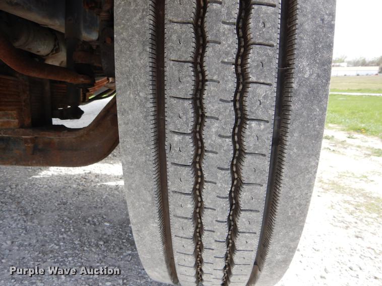 image for item DE8288 1996 Ford F800 bucket truck