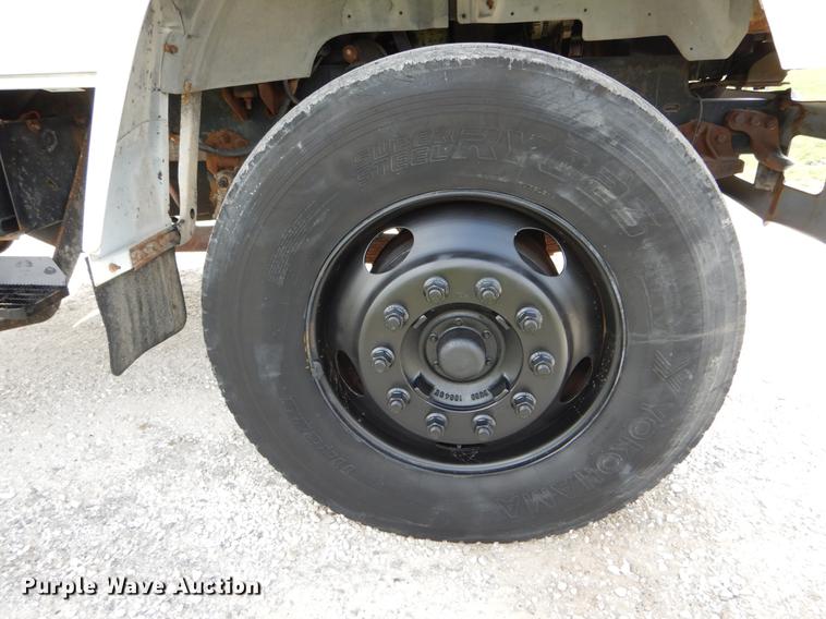 image for item DE8288 1996 Ford F800 bucket truck