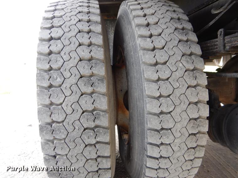 image for item DE8288 1996 Ford F800 bucket truck