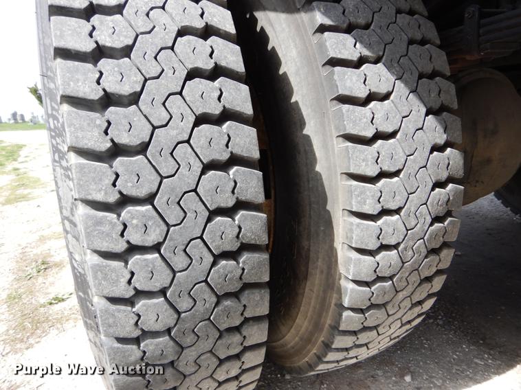 image for item DE8288 1996 Ford F800 bucket truck