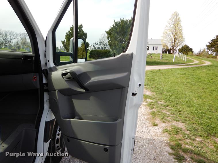 image for item DE8292 2012 Freightliner Sprinter 3500 box truck