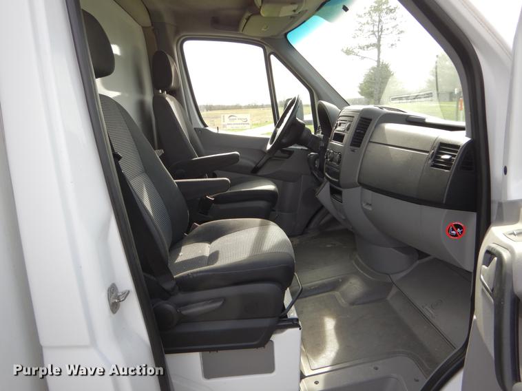 image for item DE8292 2012 Freightliner Sprinter 3500 box truck