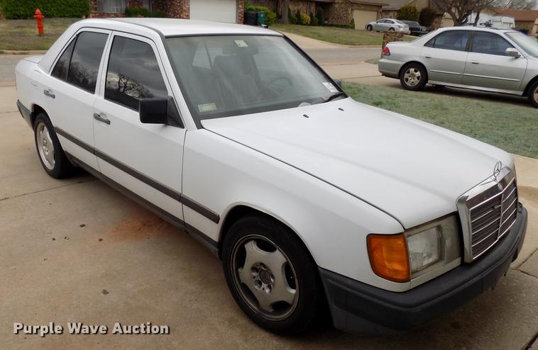 image for item DF4411 1989 Mercedes Benz 260E