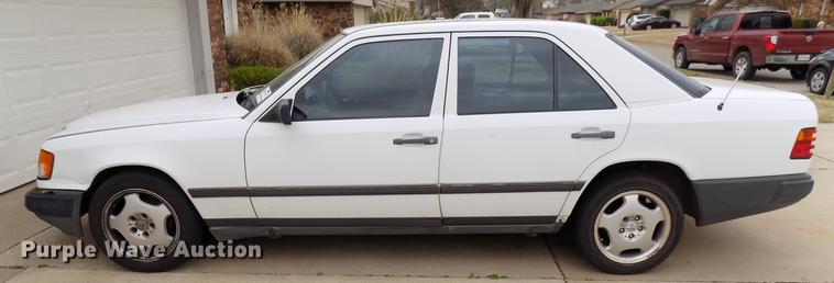 image for item DF4411 1989 Mercedes Benz 260E