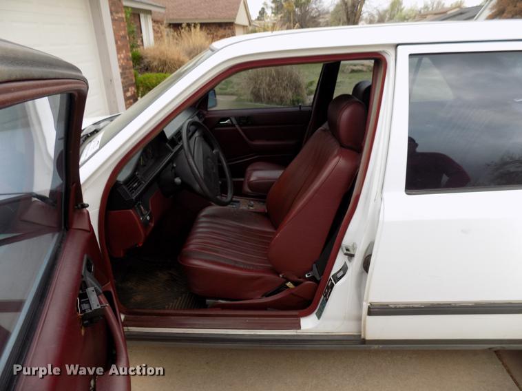 image for item DF4411 1989 Mercedes Benz 260E