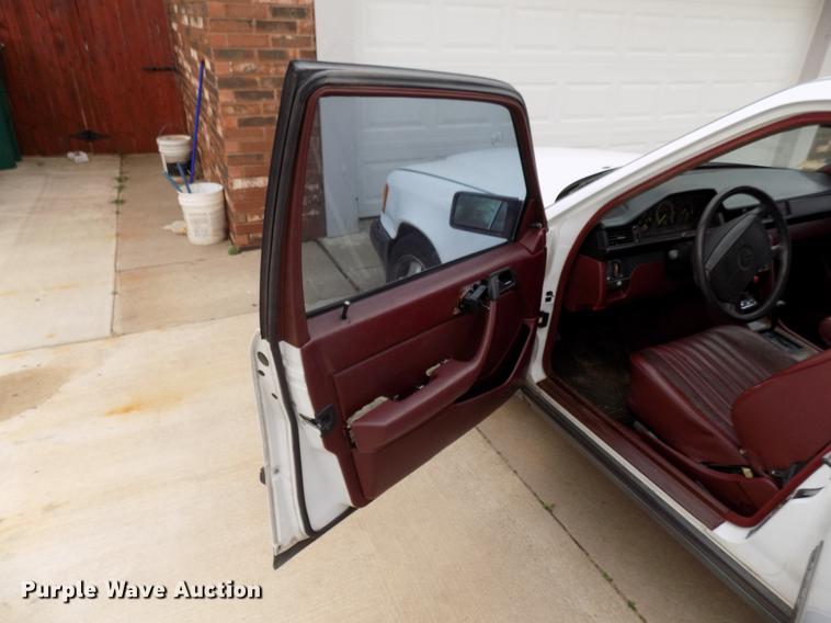 image for item DF4411 1989 Mercedes Benz 260E