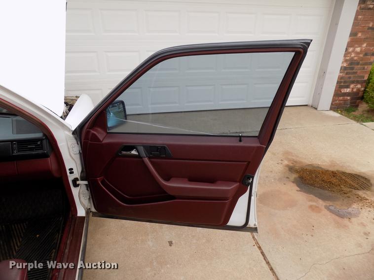 image for item DF4411 1989 Mercedes Benz 260E