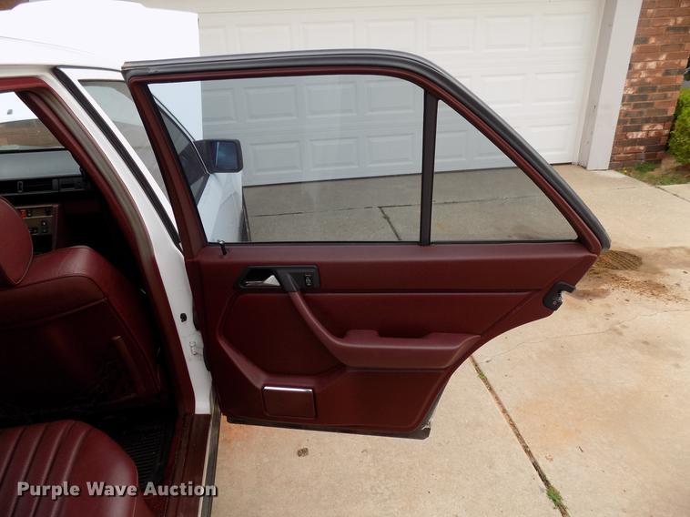 image for item DF4411 1989 Mercedes Benz 260E