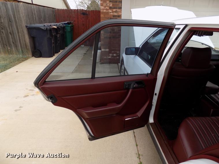 image for item DF4411 1989 Mercedes Benz 260E