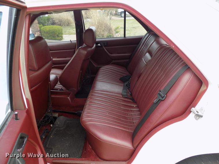 image for item DF4411 1989 Mercedes Benz 260E