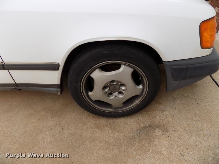 image for item DF4411 1989 Mercedes Benz 260E