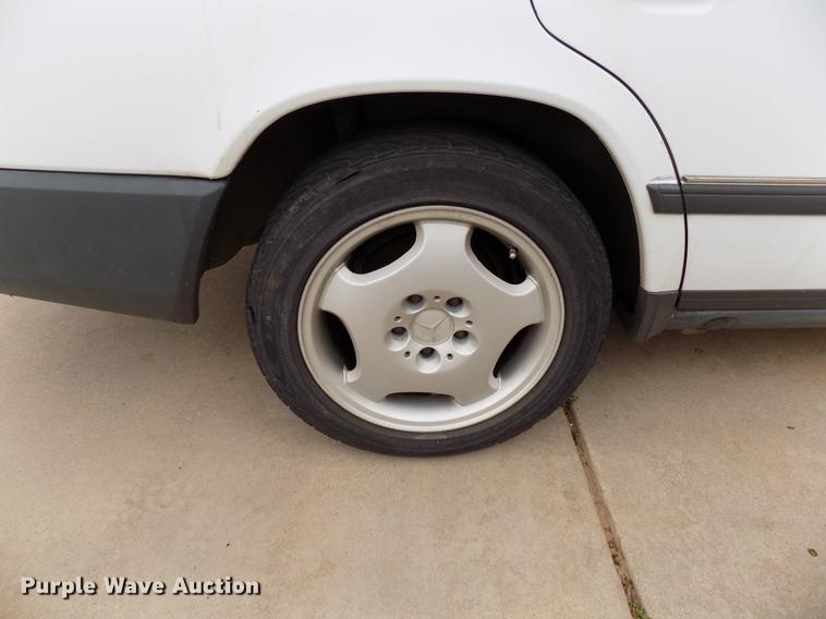 image for item DF4411 1989 Mercedes Benz 260E