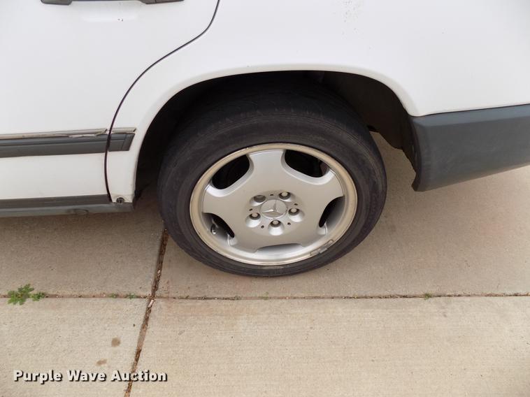 image for item DF4411 1989 Mercedes Benz 260E