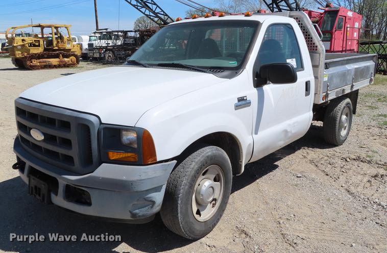image for item DF7807 2005 Ford F250 Super Duty flatbed pickup truck