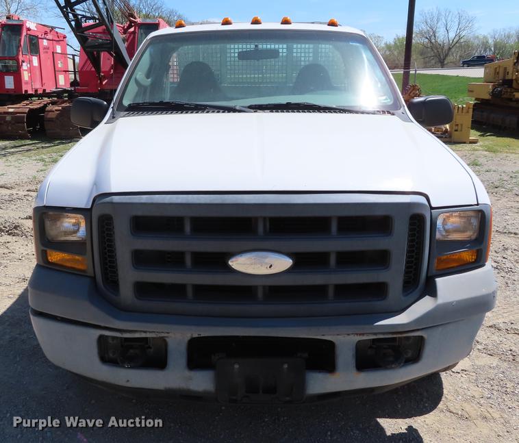 image for item DF7807 2005 Ford F250 Super Duty flatbed pickup truck