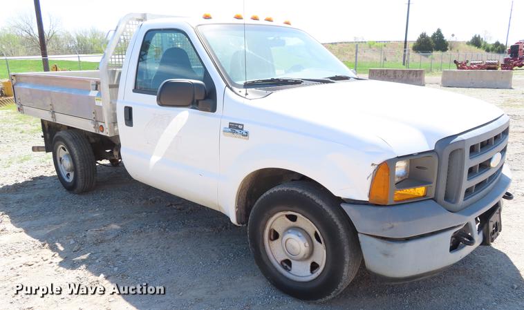 image for item DF7807 2005 Ford F250 Super Duty flatbed pickup truck