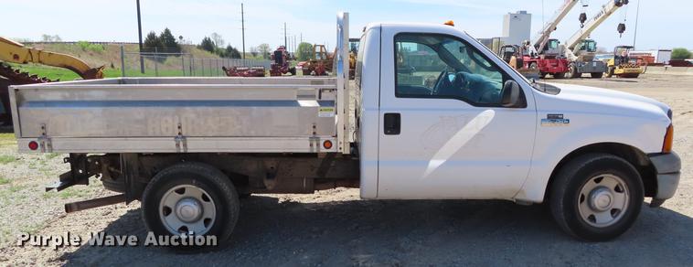 image for item DF7807 2005 Ford F250 Super Duty flatbed pickup truck