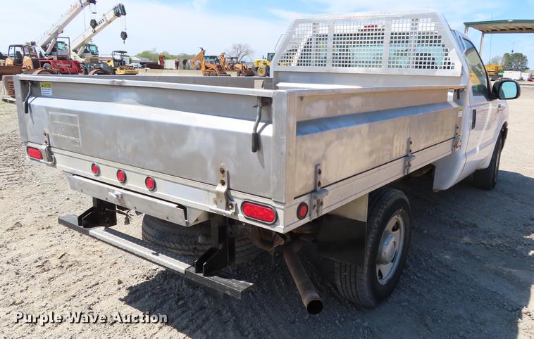 image for item DF7807 2005 Ford F250 Super Duty flatbed pickup truck