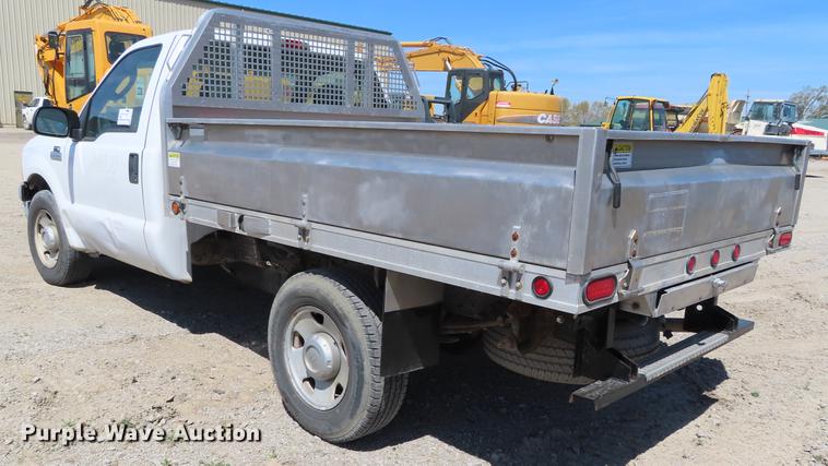 image for item DF7807 2005 Ford F250 Super Duty flatbed pickup truck