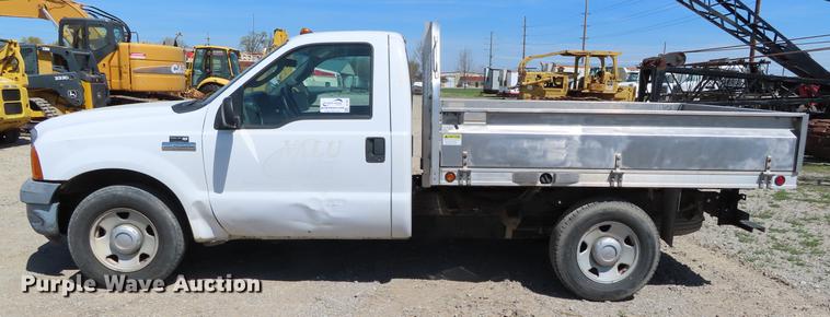 image for item DF7807 2005 Ford F250 Super Duty flatbed pickup truck