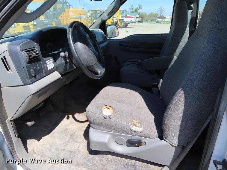 image for item DF7807 2005 Ford F250 Super Duty flatbed pickup truck