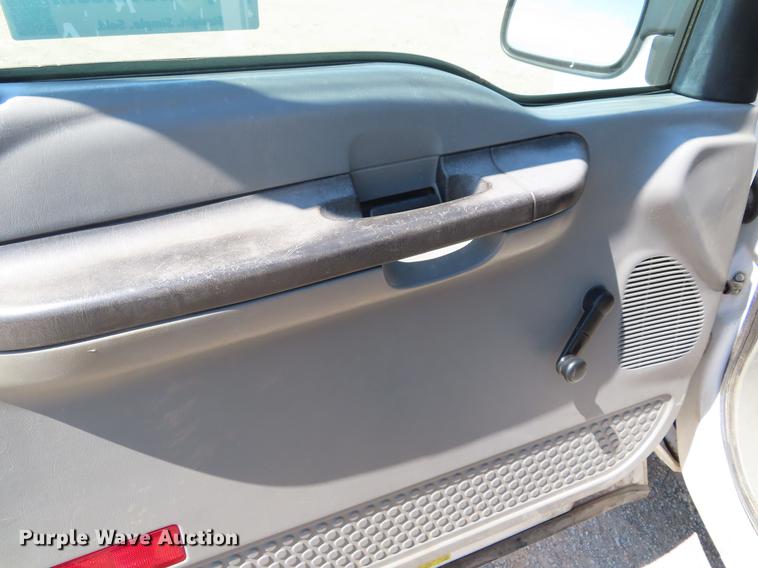 image for item DF7807 2005 Ford F250 Super Duty flatbed pickup truck