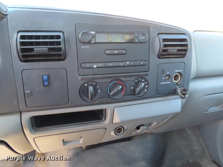 image for item DF7807 2005 Ford F250 Super Duty flatbed pickup truck